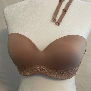 Victorias Secret body by Victoria lined strapless Sans Bretelles. 32DD